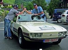 Hans Joachim Stuck (rechts) und Christian Schön mit ihrem VW SP2 von 1973. Foto: Auto-Reporter/Volkswagen